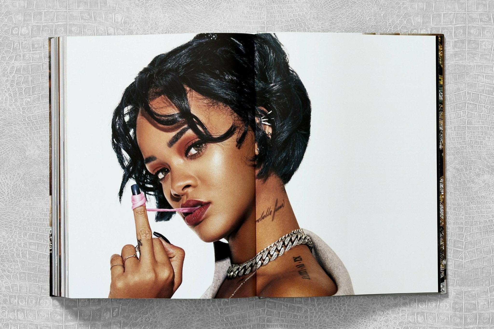 Ice Cold. A Hip - Hop Jewelry History (German, French, English) - POPvault