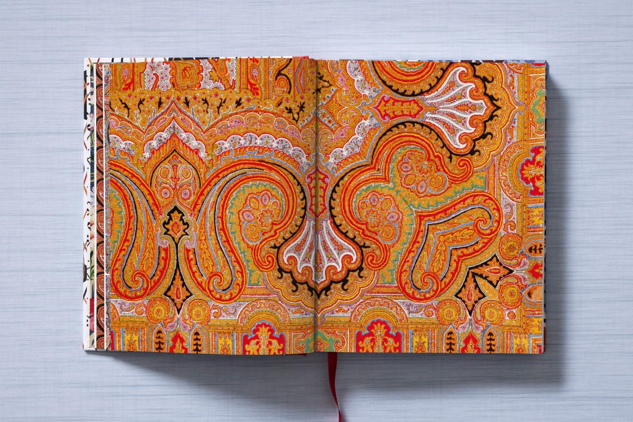The Book of Printed Fabrics. From the 16th century until today (German, French, English) - POPvault
