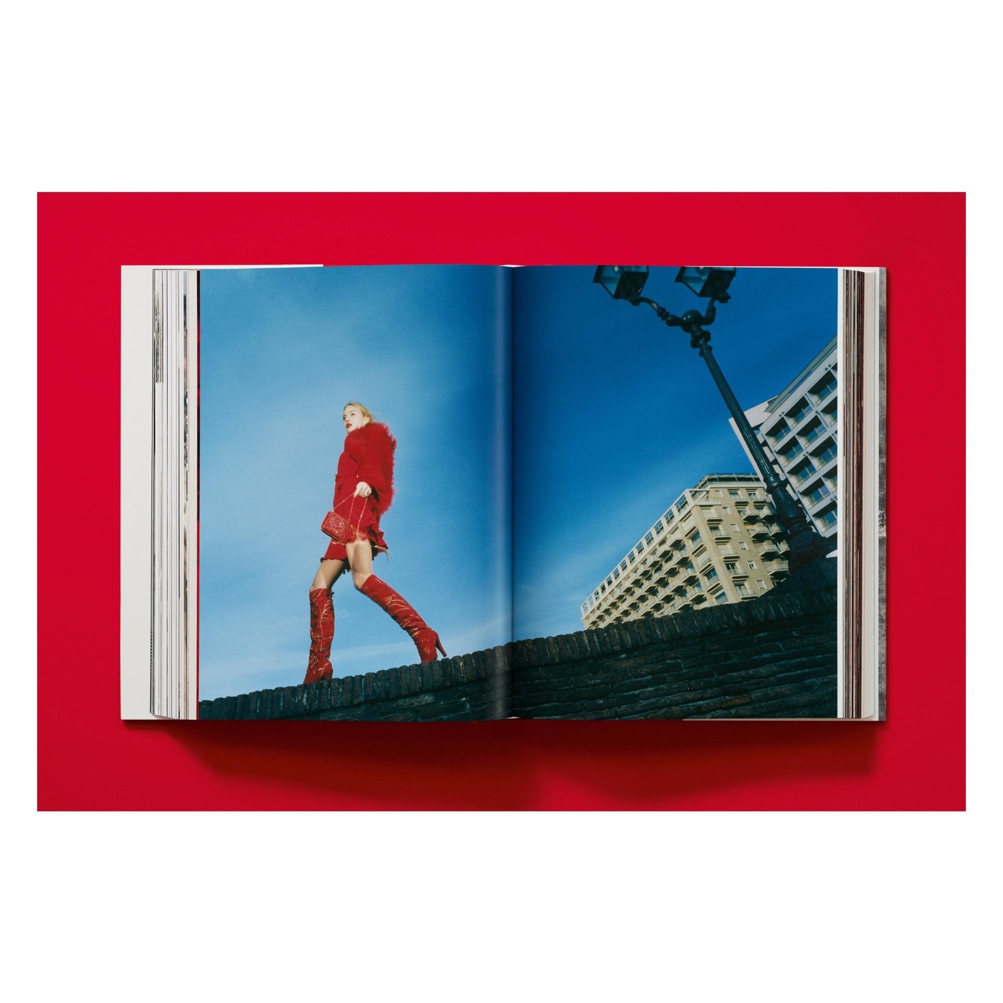 Valentino. A Grand Italian Epic (English)-POPvault